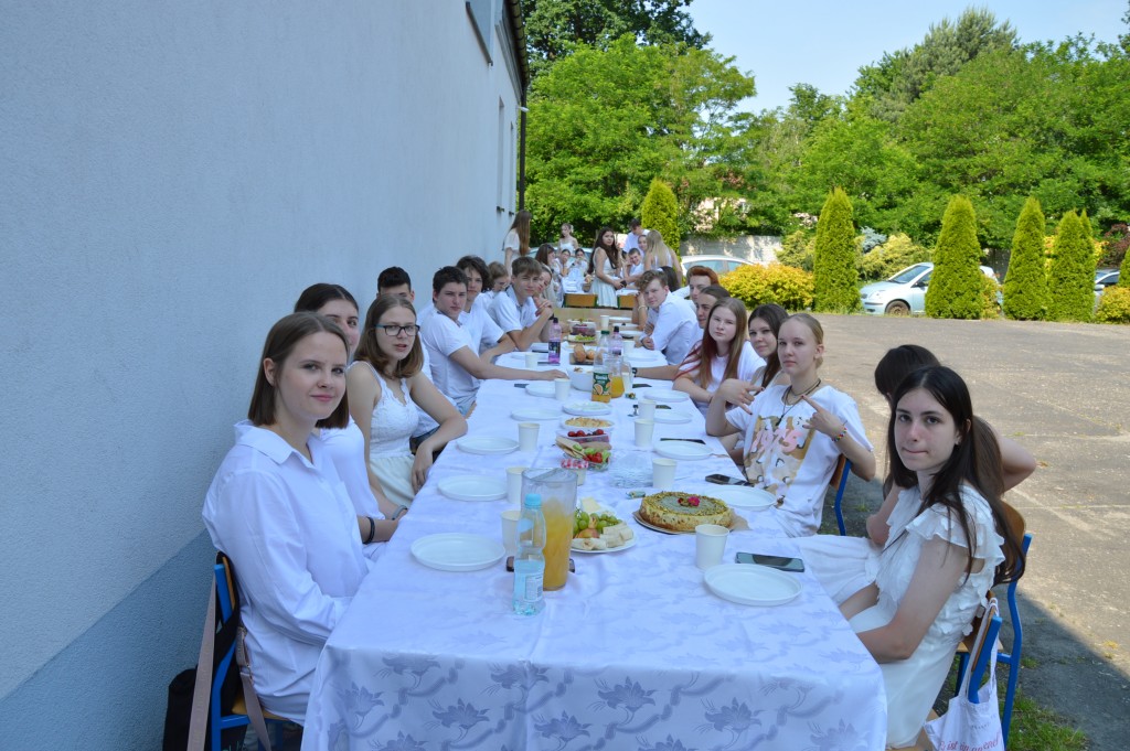 Klasa 2A ubrana na biało w trakcie śniadania