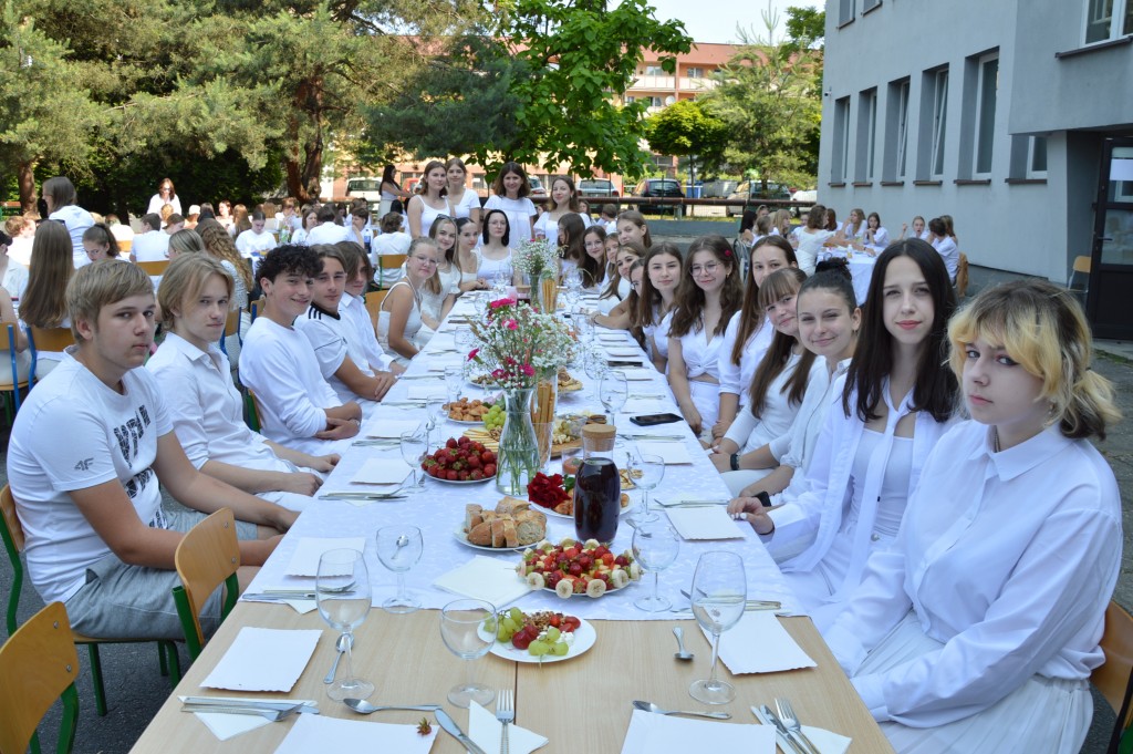 Klasa 1A ubrana na biało w trakcie śniadania