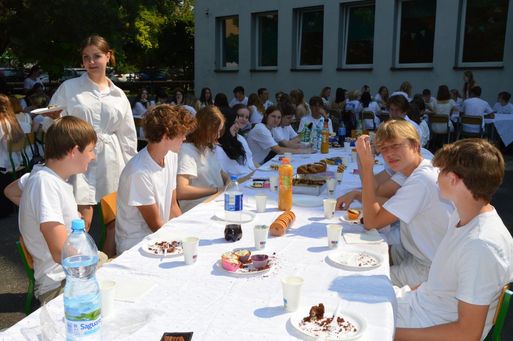 Klasa 1D ubrana na biało w trakcie śniadania