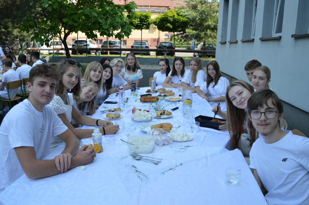 Klasa 3AD ubrana na biało w trakcie śniadania