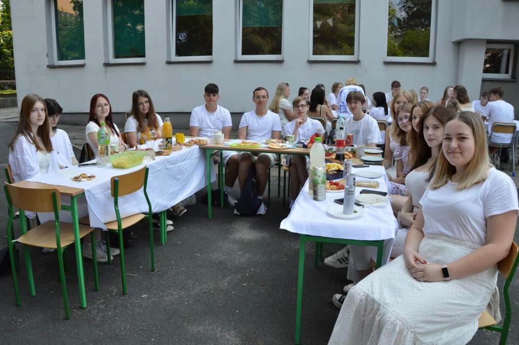 Klasa 2C ubrana na biało w trakcie śniadania