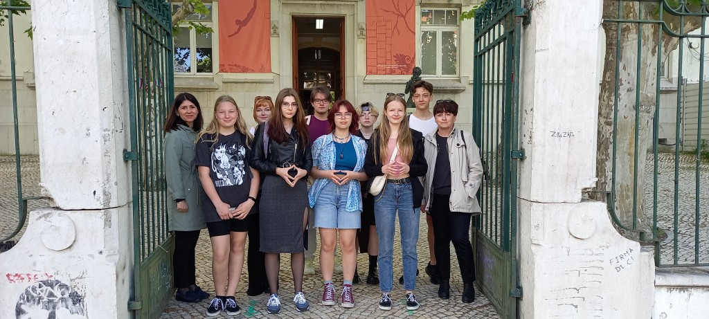 Zdjęcie grupy polskiej przed szkołą naszych partnerów z Portugalii
