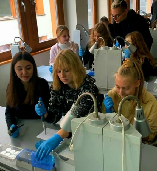 Uczniowie na warsztatach „Komórki nowotworowe jako model w badaniach naukowych” w  Instytucie Zoologii i Badań Biomedycznych UJ