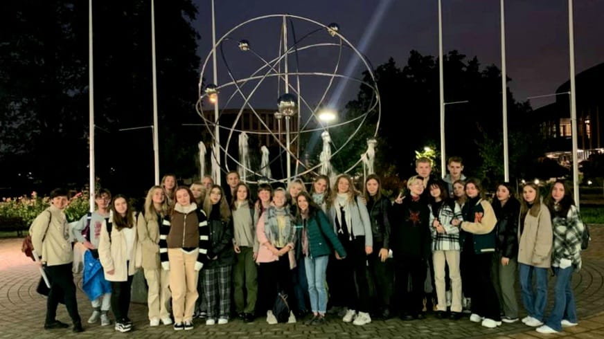 Zdjęcie grupowe klasy IIIAD na Małopolskiej Nocy Naukowców przed Instytutem Fizyki UJ