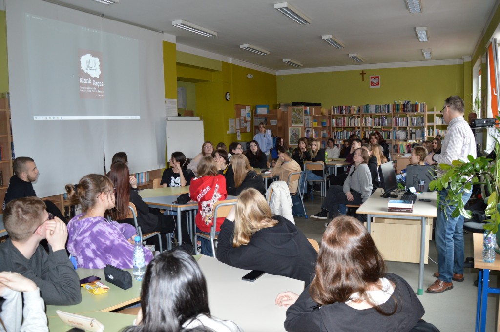 W szkolnej bibliotece klasy humanistyczne posłuchały o pisaniu książek