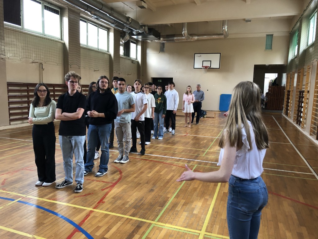 Uczniowie polscy i greccy uczą się tradycyjnych polskich tańców