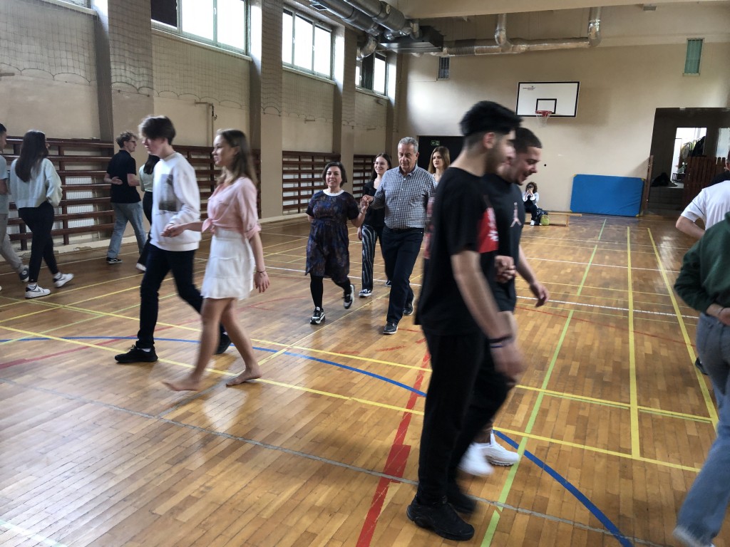 Uczniowie polscy i greccy uczą się tradycyjnych polskich tańców