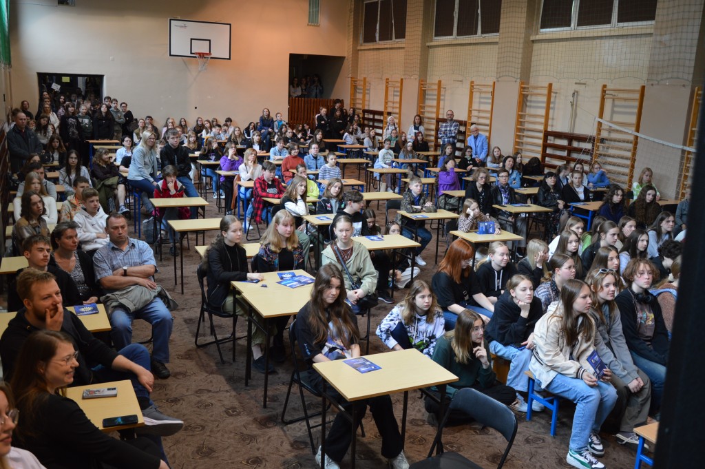 Uczniowie słuchają Pani Dyrektor Małgorzaty Wróbel - opowiada o ofercie szkoły