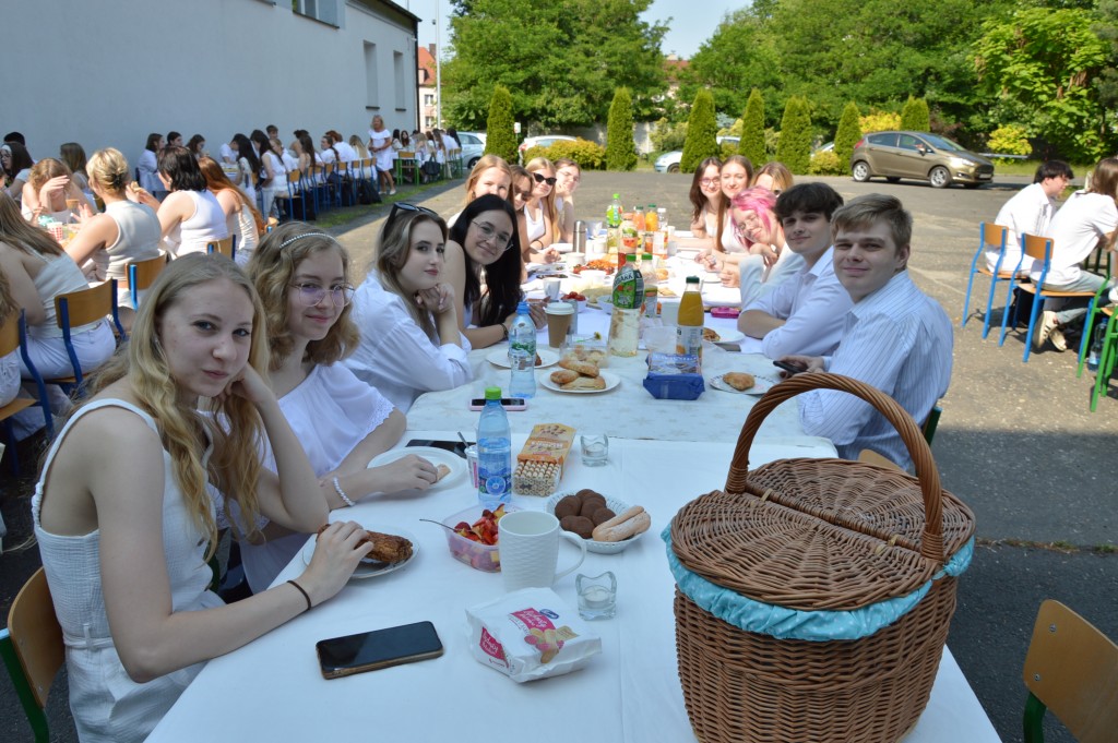 Klasa 3B ubrana na biało w trakcie śniadania