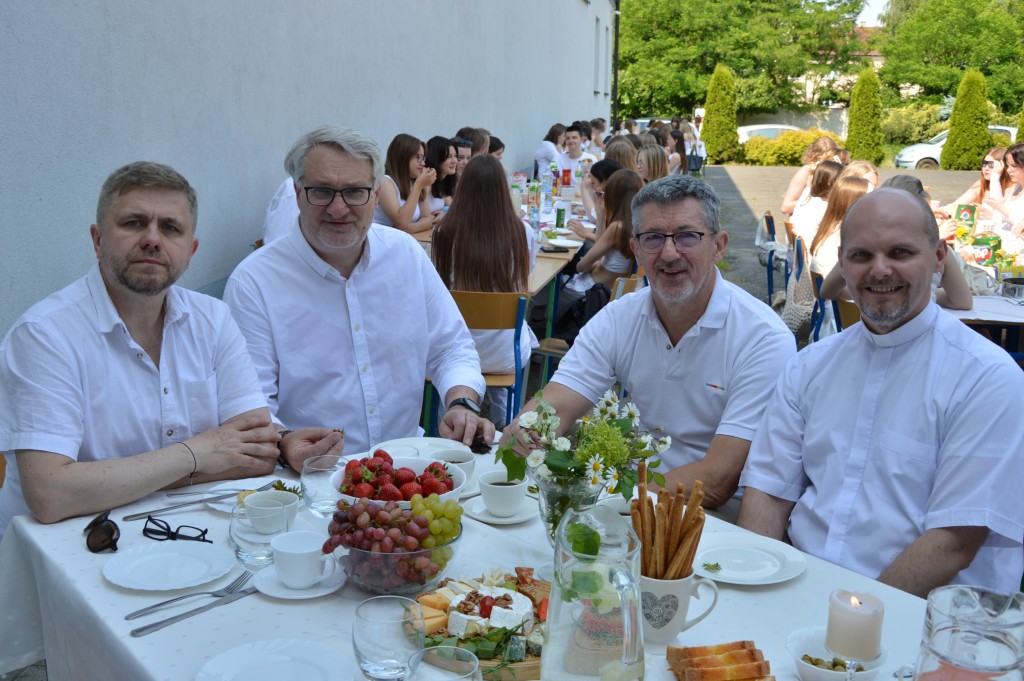 Nauczyciele w trakcie śniadania na biało