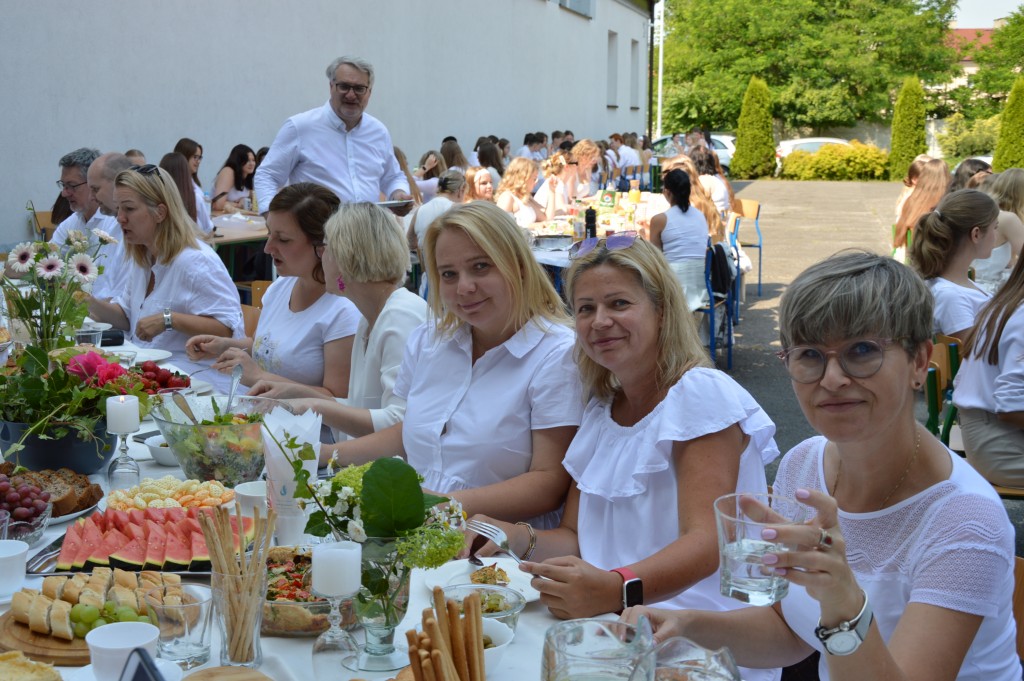 Nauczyciele w trakcie śniadania na biało