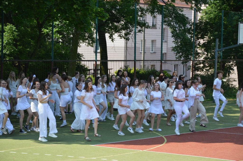 Śniadanie zakończyło się wspólnymi tańcami na szkolnym boisku