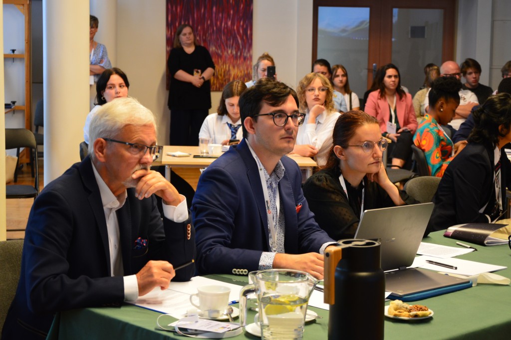 Jury w składzie - od lewej: dr Zbigniew Turecki (IV LO Rybnik, Bartosz Sobik (SGH Warszawa), dr Justyna Michalska (Politechnika Śląska)