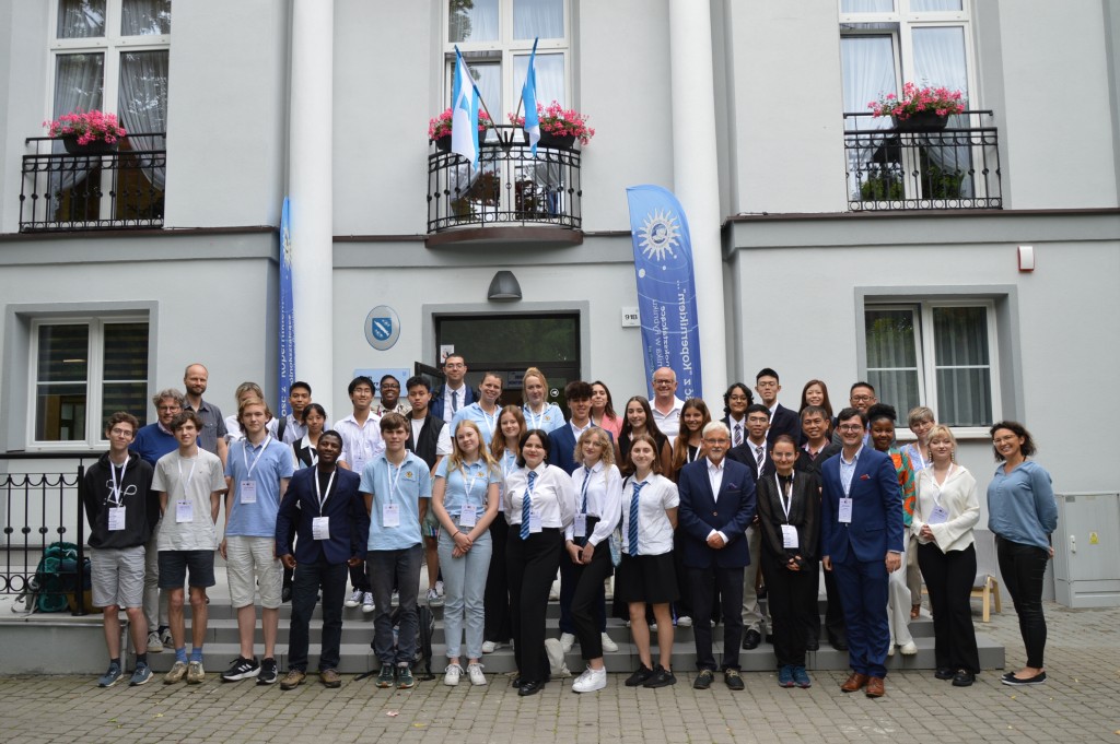 Wszyscy uczestnicy przed budynkiem DK Chwałowice, który gościł całą konferencję