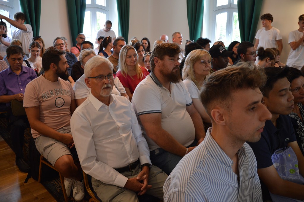 Oczekiwanie na rozpoczęcie ceremonii pożegnalnej