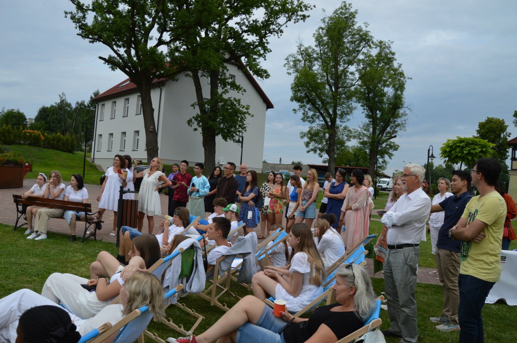 Wszyscy z ciekawością oglądają program kulturowy przygotowany przez uczestników