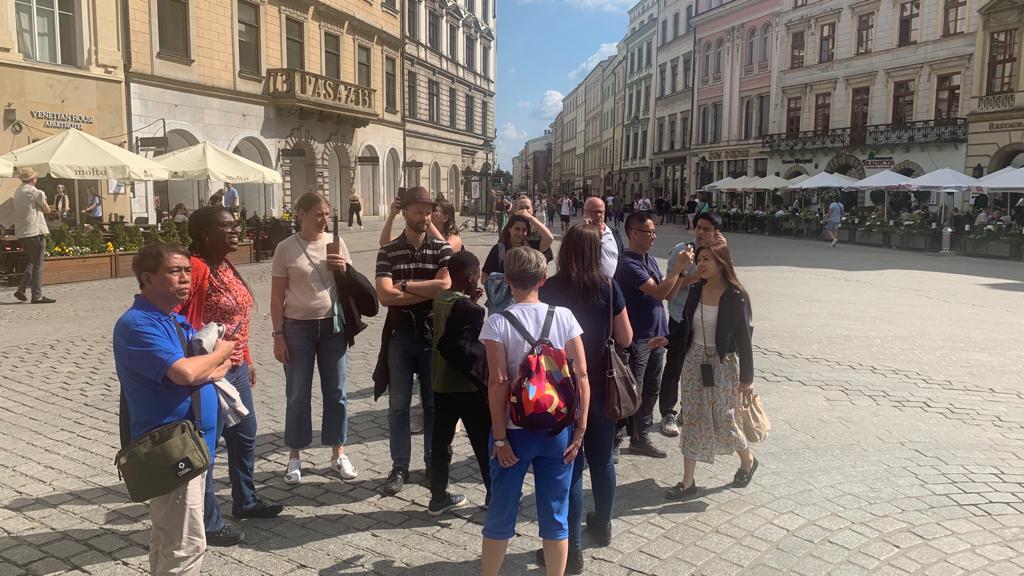 Uczestnicy konferencji na rynku w Krakowie