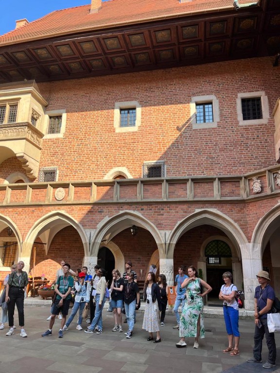 Uczestnicy zwiedzają Collegium Maius UJ