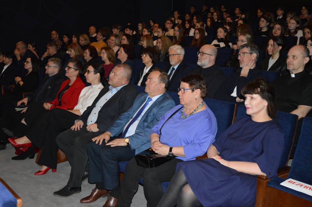 Finał w Domu Kultury w Chwałowicach - zaproszeni goście, nauczyciele oraz uczniowie Kopernika