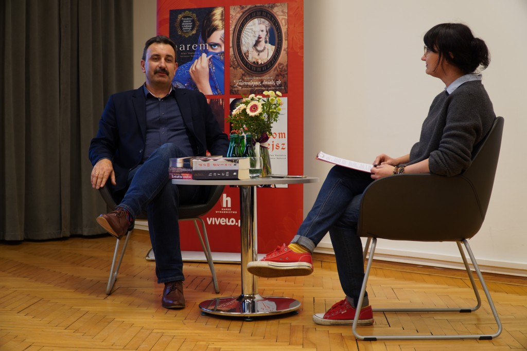 Pan Profesor Waldemar Bednaruk w trakcie wieczornego spotkania w Bibliotece Miejskiej w Rybniku