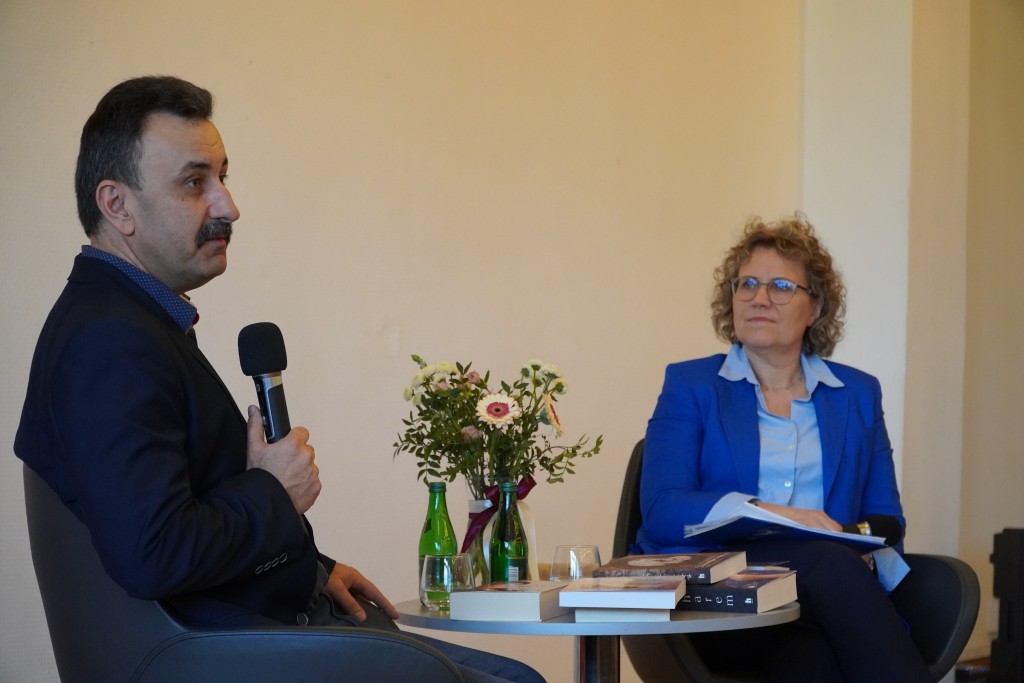 Autor w trakcie spotkania z młodzieżą Kopernika prowadzonego przez p. Małgorzatę Szołtysek