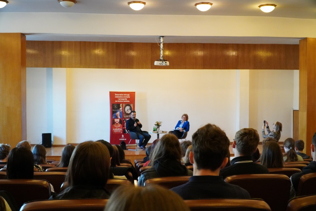 Autor w trakcie spotkania z młodzieżą Kopernika prowadzonego przez p. Małgorzatę Szołtysek