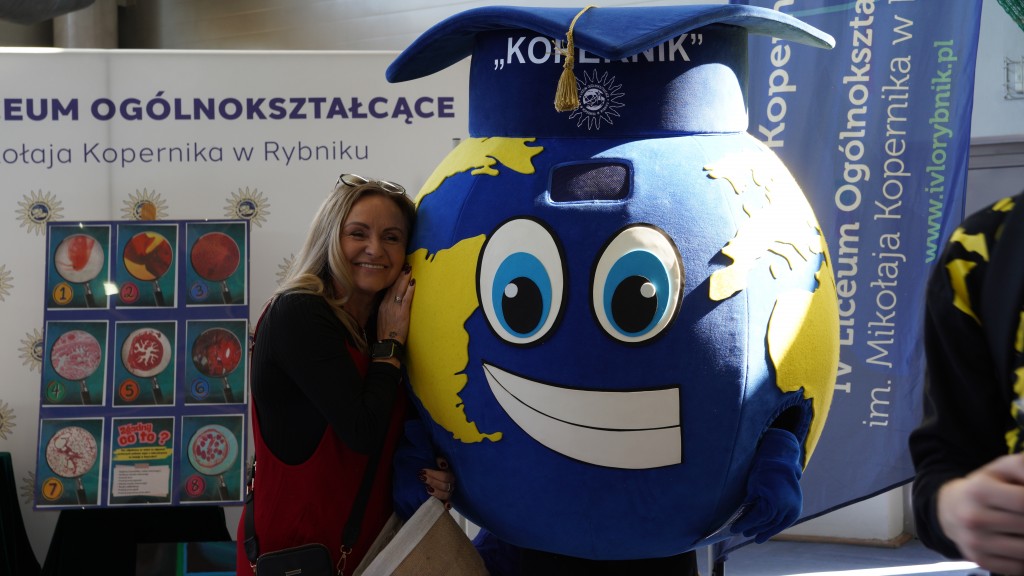 Pani Dyrektor Małgorzata Wróbel z naszą maskotką